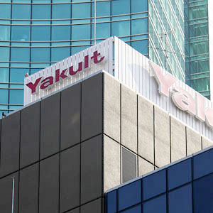 ヤクルトは一時７％超高、株主還元方針を変更し上限４．６２％の自社株買いを発表