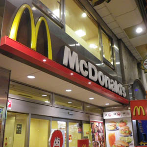 マクドナルドが反落、３月既存店売上高は３カ月連続前年上回るも地合い悪に押される