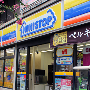 ミニストップが続伸、２６年２月期営業損益は１２億円の黒字見込む