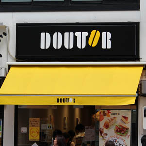 ドトル日レスがカイ気配スタート、今期は９期ぶり営業最高益更新及び４円増配を予想、自社株買いも発表