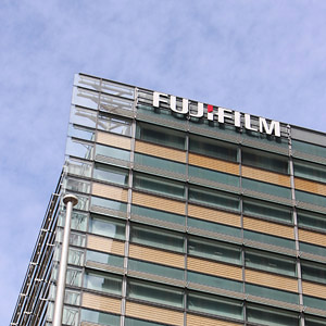 富士フイルムは後場切り返す、今期の業績見通しを評価