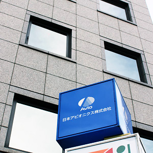 日本アビオは高値圏もみ合いから飛翔、好決算の防衛関連で３５年ぶりの株価水準に◇