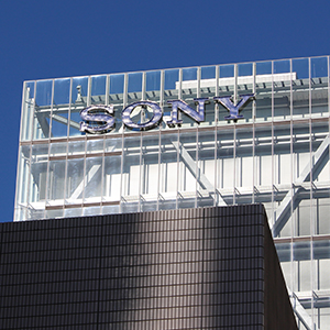 ソニーＧは後場プラス転換、９月取締役会でのソニーＦＧスピンオフ付議と自社株買いを好感
