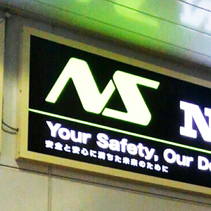 日精機は年初来高値更新、２６年３月期営業益予想１８％増で３０円増配へ