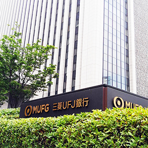 三菱ＵＦＪなどメガバンクが買われる、１０年債利回りは約１７年ぶりの高水準に◇
