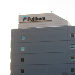 フジクラが上場来高値更新、データセンター建設ラッシュで光関連製品の成長期待増幅◇