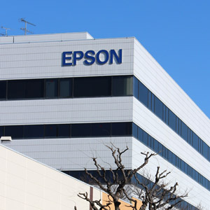 エプソン反落、第１四半期の純利益は前年同期比６５％減を嫌気