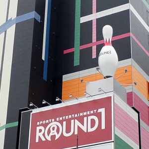 ラウンドワンが一時３％高、８月国内既存店は２ケタ増収に