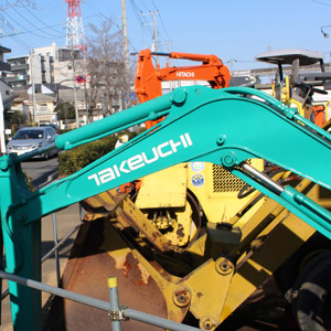 竹内製作所が全体波乱相場に逆行高、今２月期業績見通し上方修正と配当も増額へ