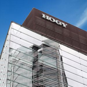 ホギメデが反落、２６年３月期は一転営業減益の見通し