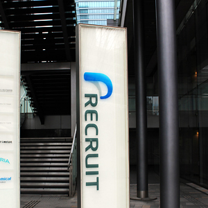 リクルートがマドを開けて続騰、米国での単価上昇寄与し今期業績予想を上方修正