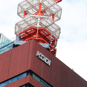 ＫＤＤＩは続伸、料金改定効果で７～９月期の営業益は前四半期比１２％増