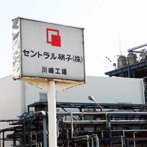 セ硝子がマイナスに転じる、ＬｉＢ用電解液製品の販売減見込み２６年３月期営業利益予想を下方修正