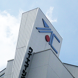 ワイエイシイ急動意で昨年来高値更新、滞留出来高の希薄な１２００円台に突入